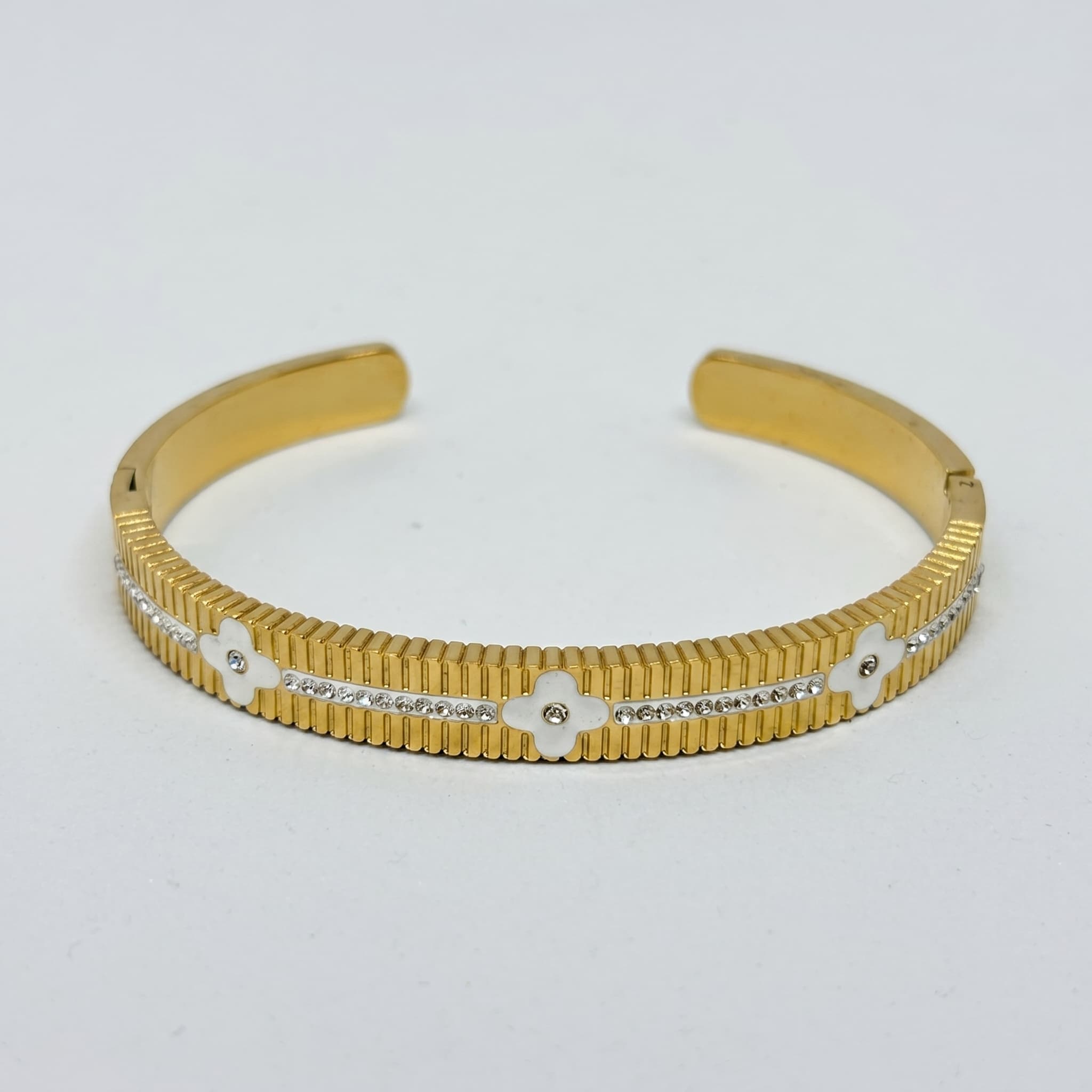 clover ribbed cuff bracelet