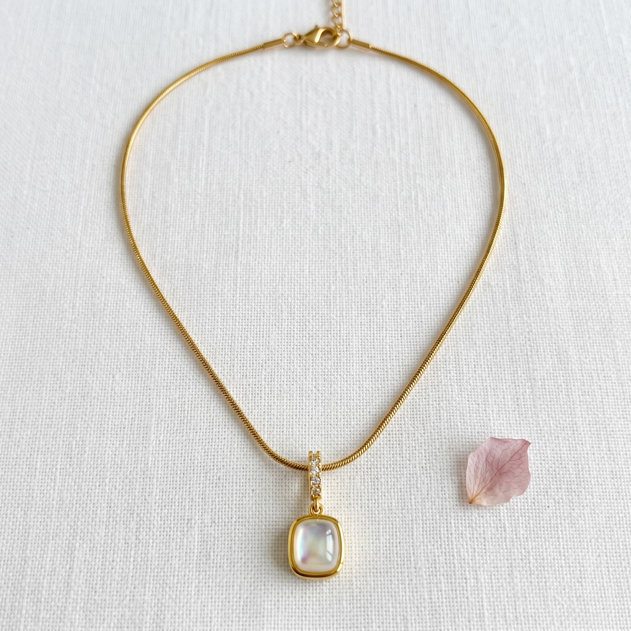soft glow gold pendant necklace