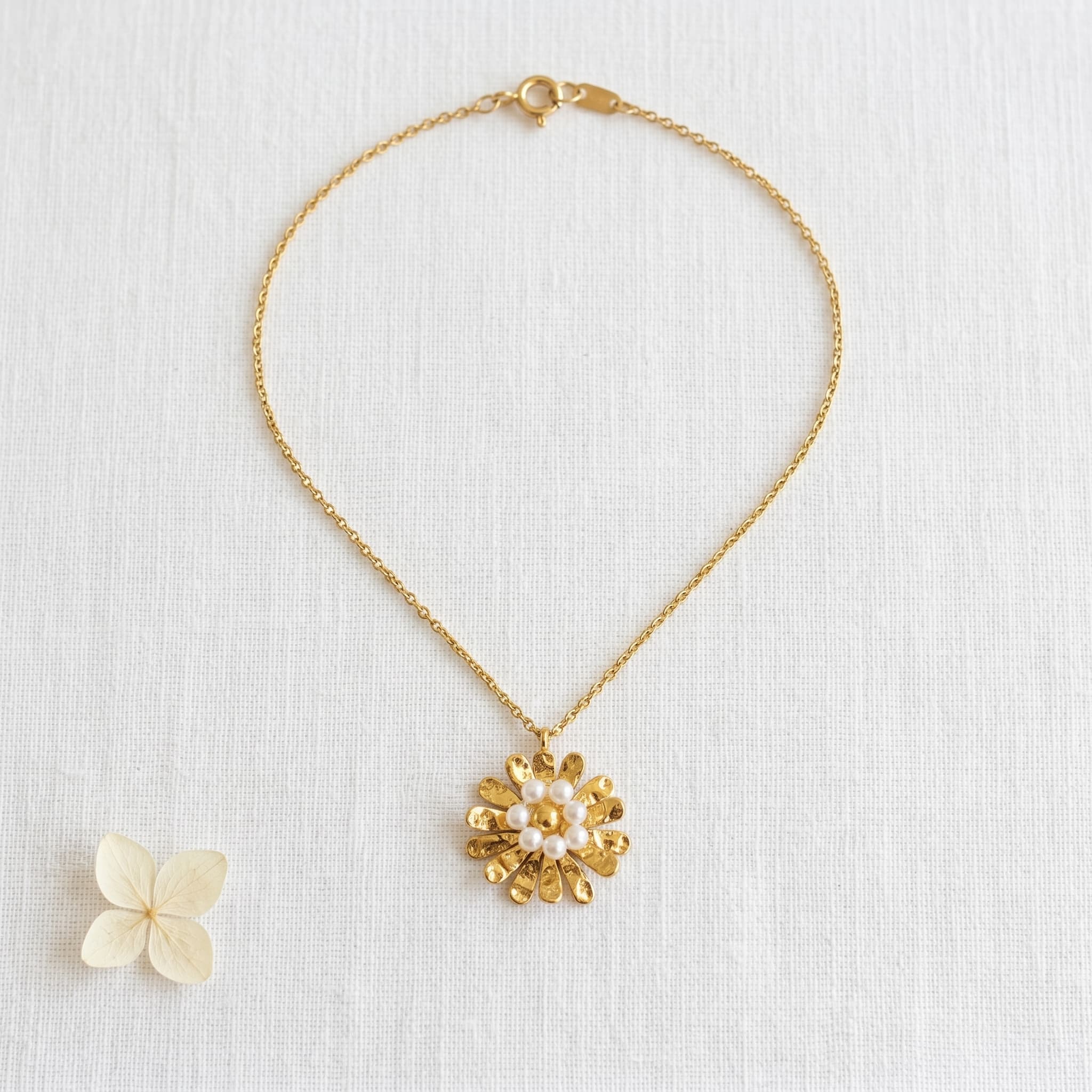 golden daisy pearl pendant