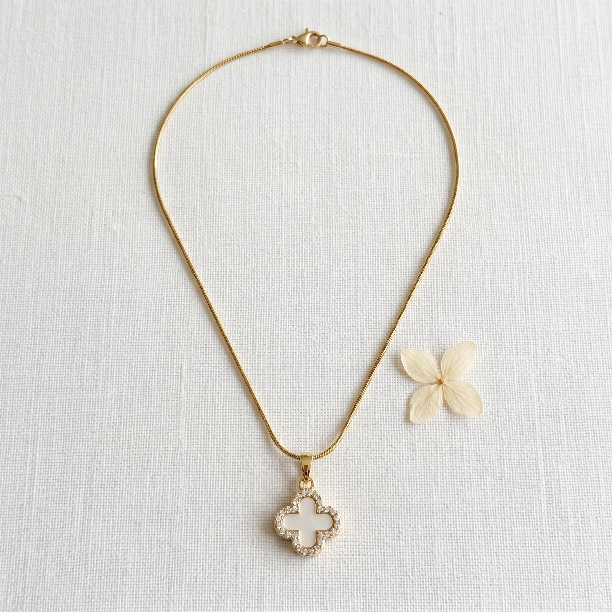Reversible clover pendant gold chain