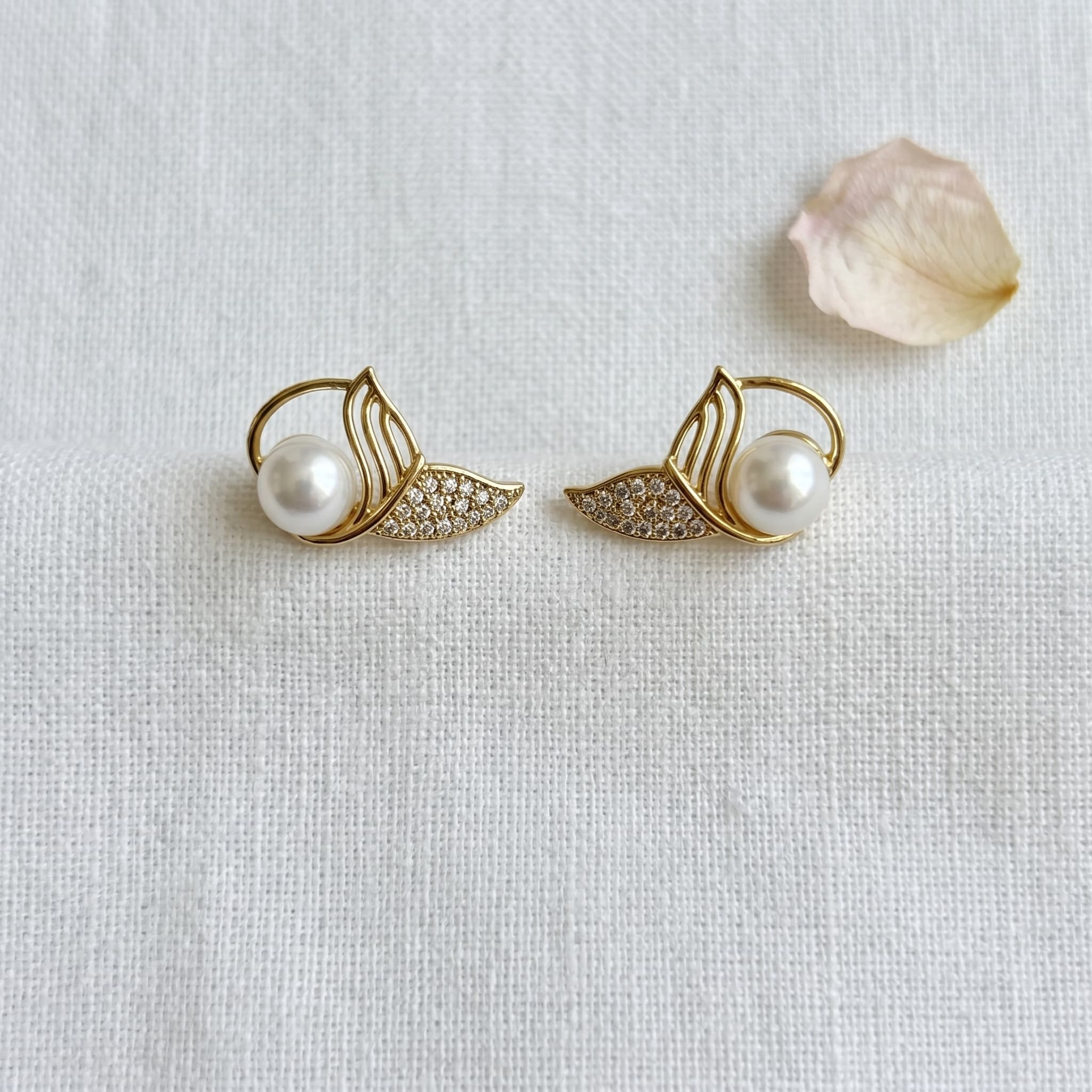 pearl swirl stud earrings