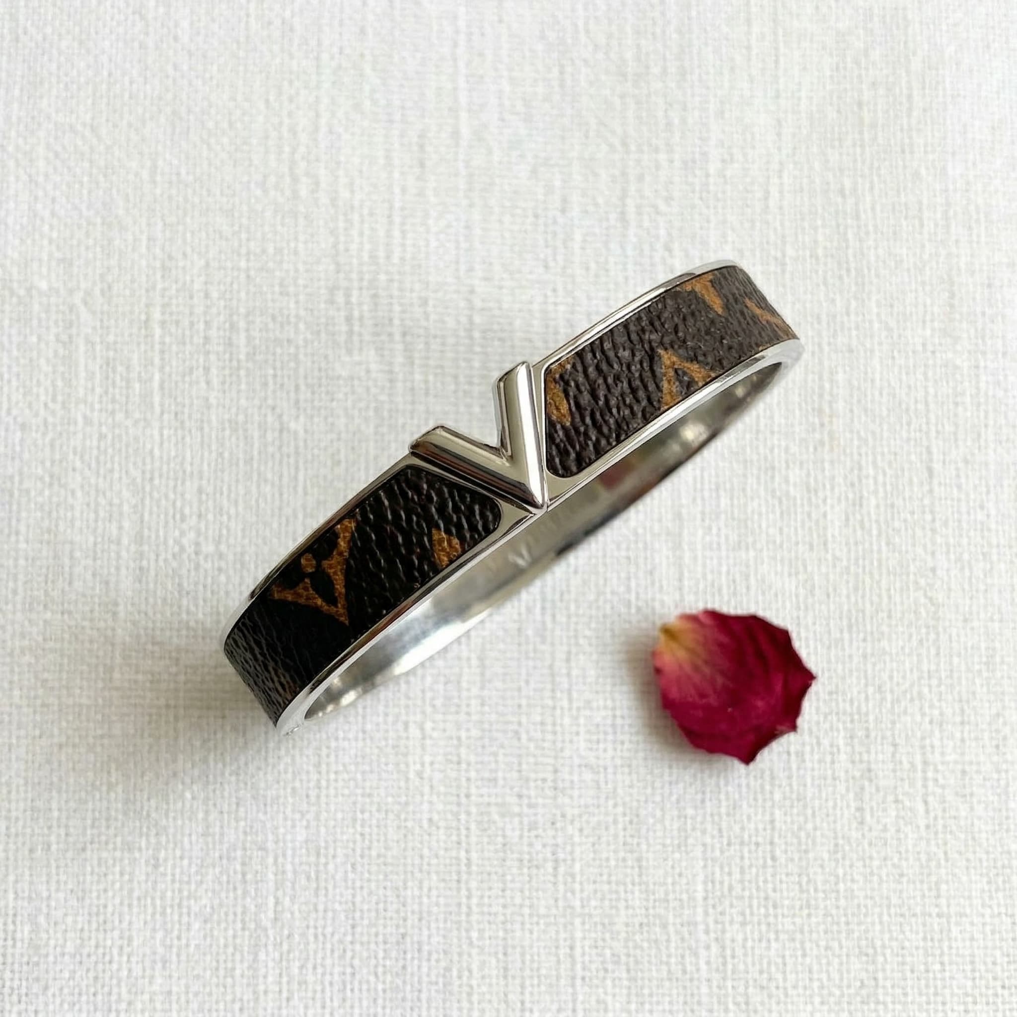 v-detail patterned cuff