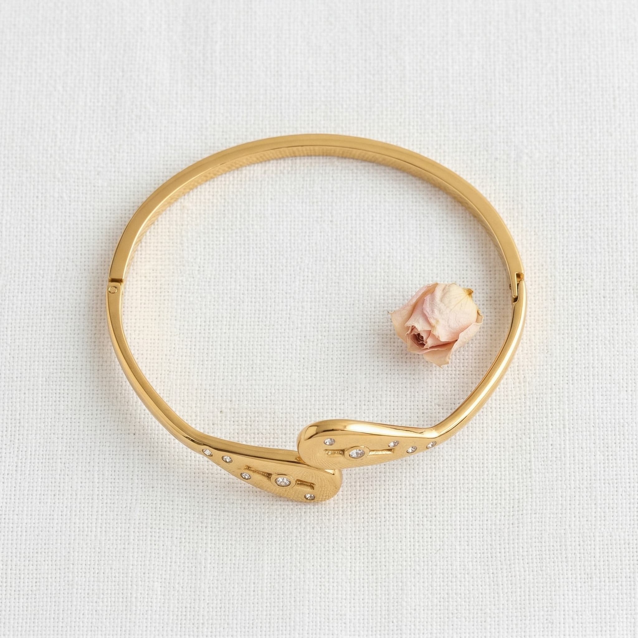 sleek gold teardrop bracelet