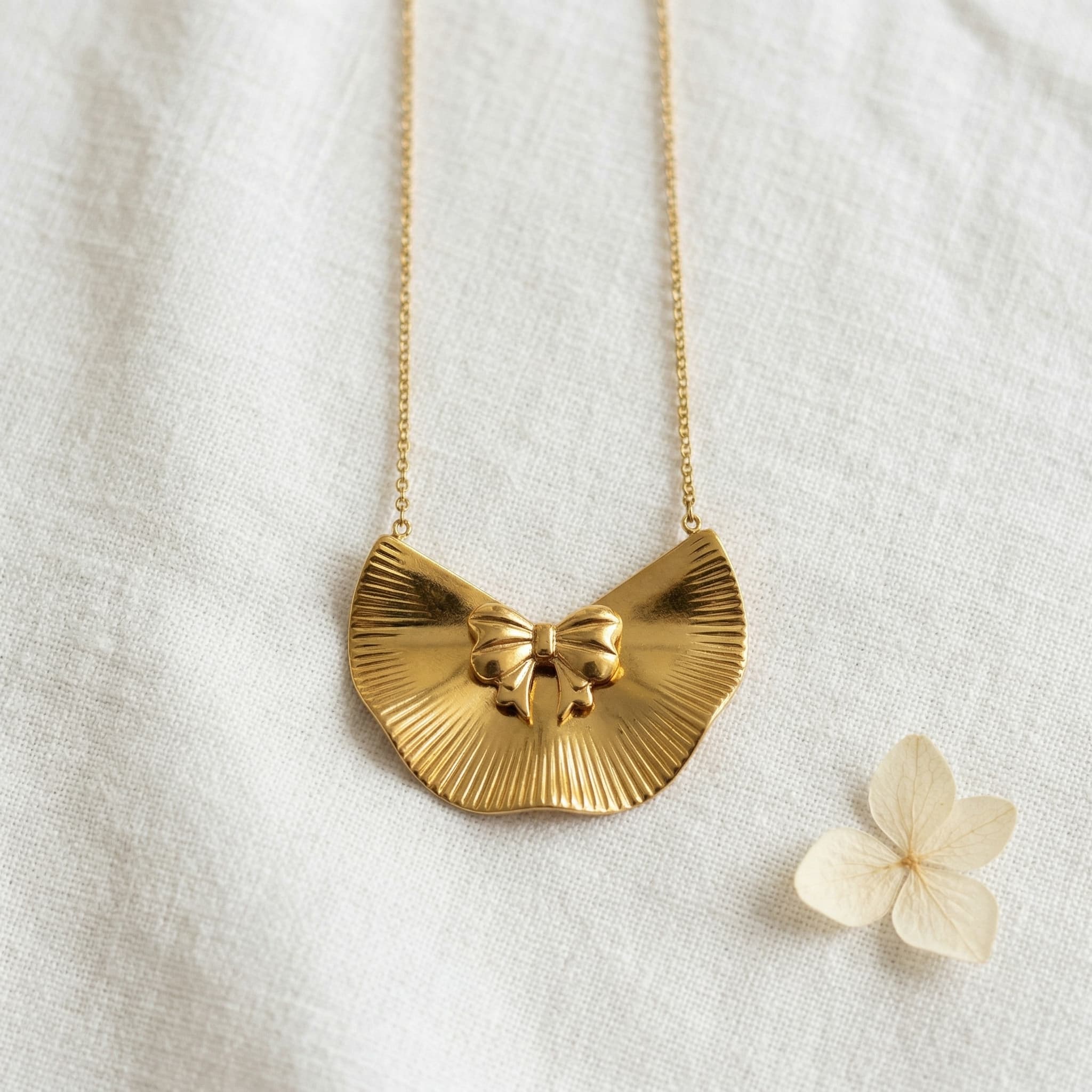 golden bow fan necklace