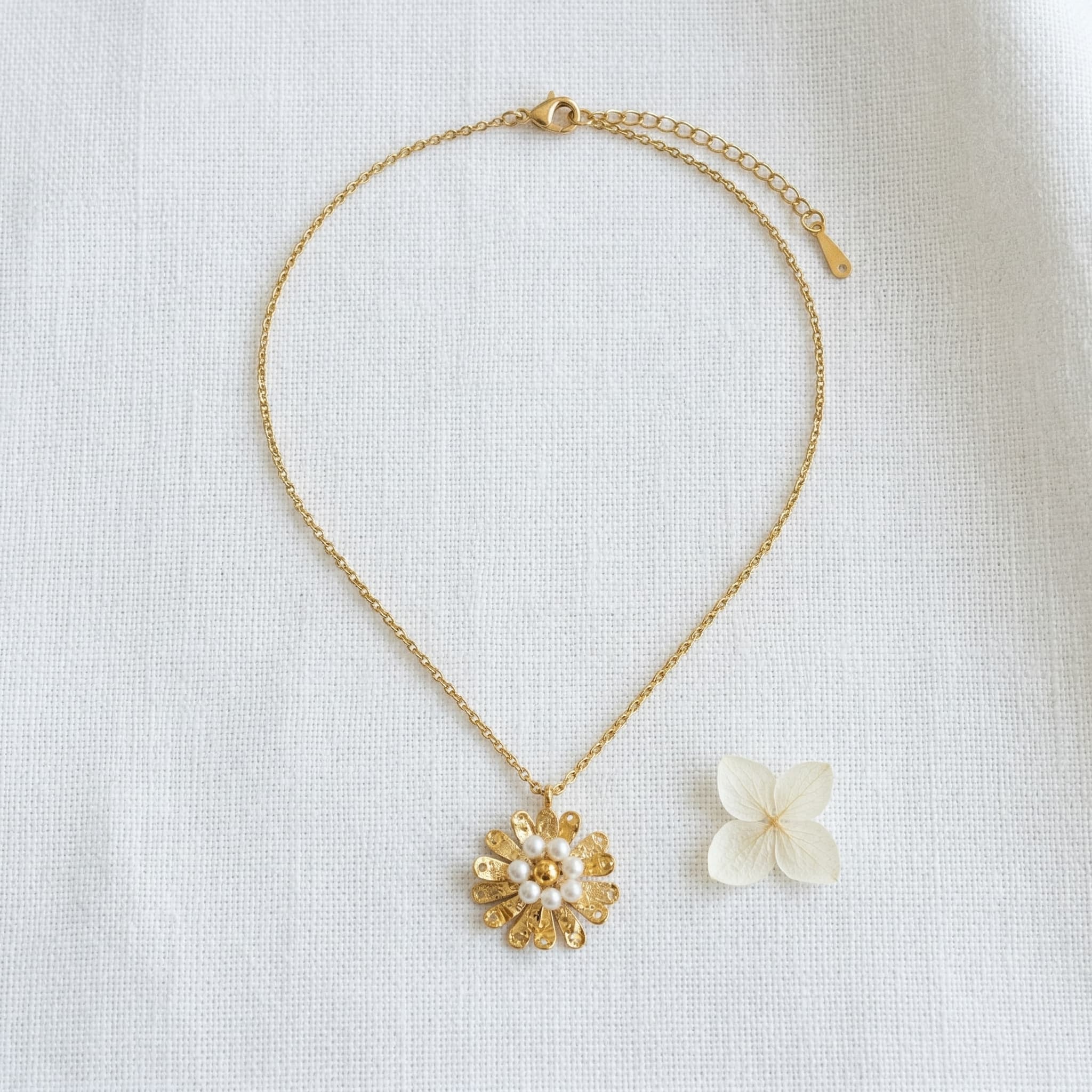 dainty gold flower pearl necklace