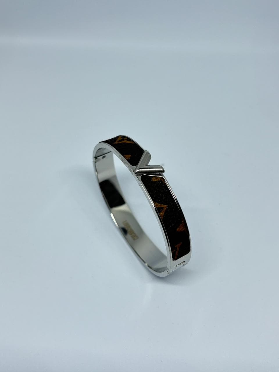 v-detail patterned cuff