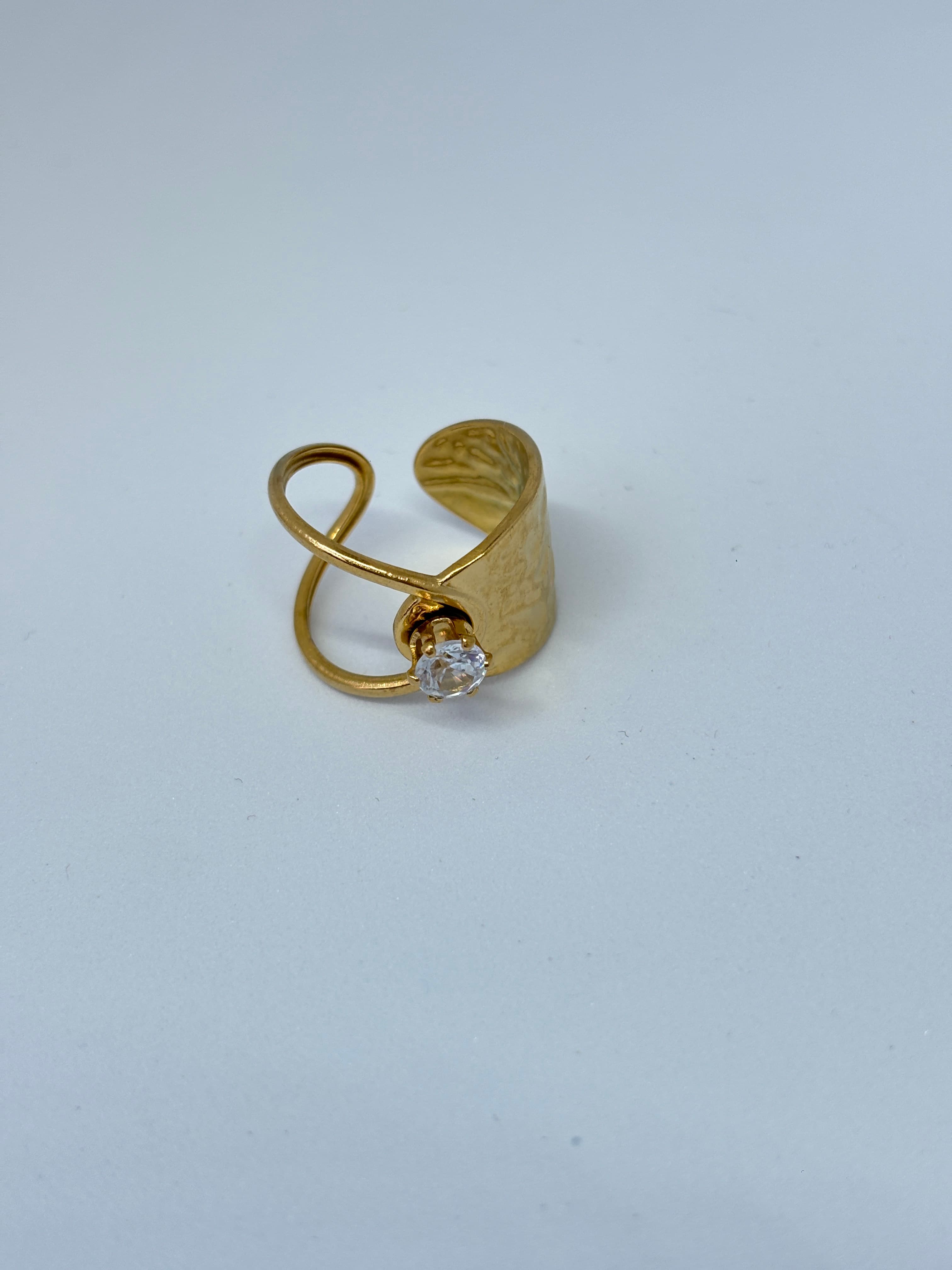crossover solitaire gold ring
