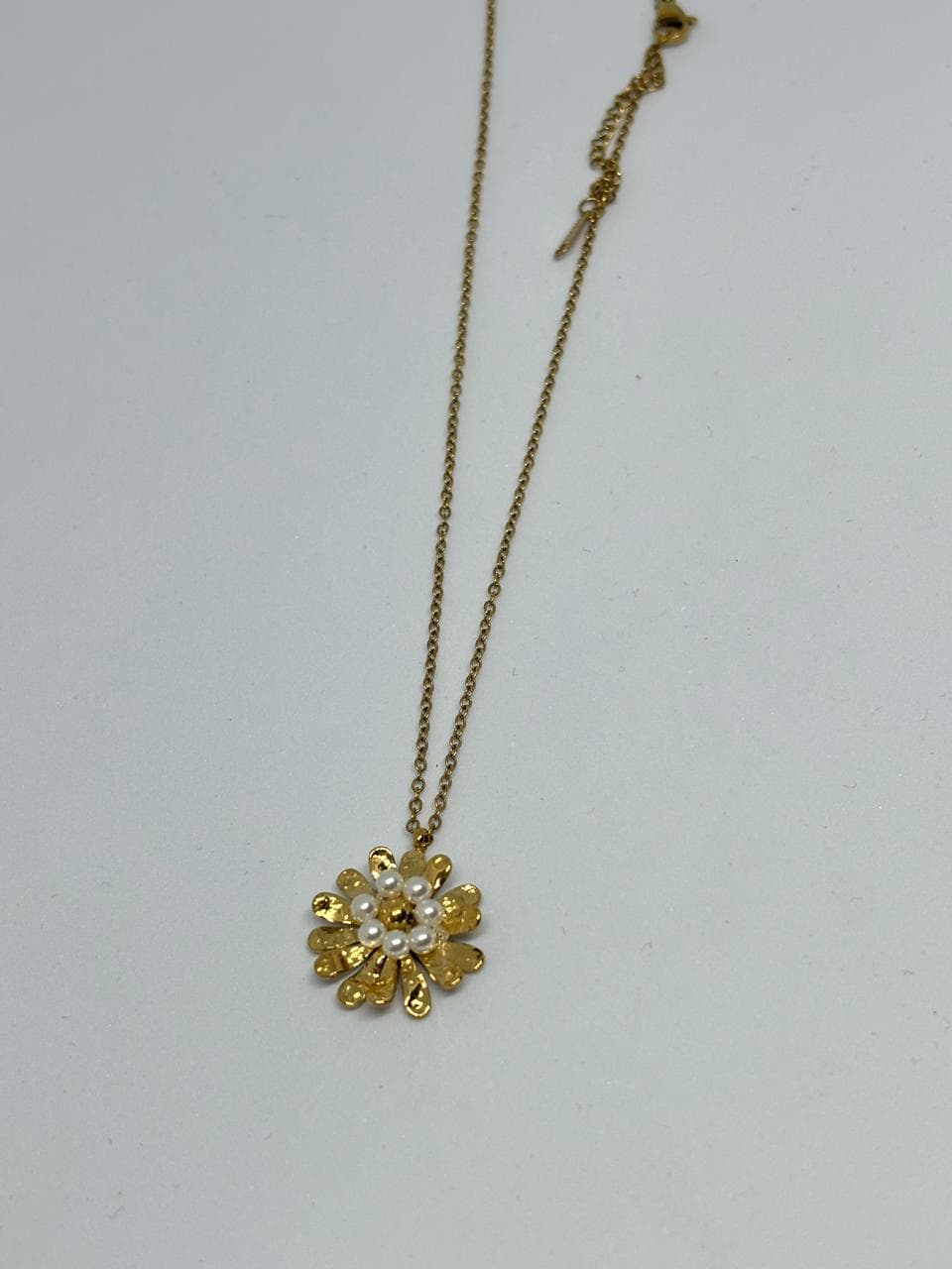 dainty gold flower pearl necklace