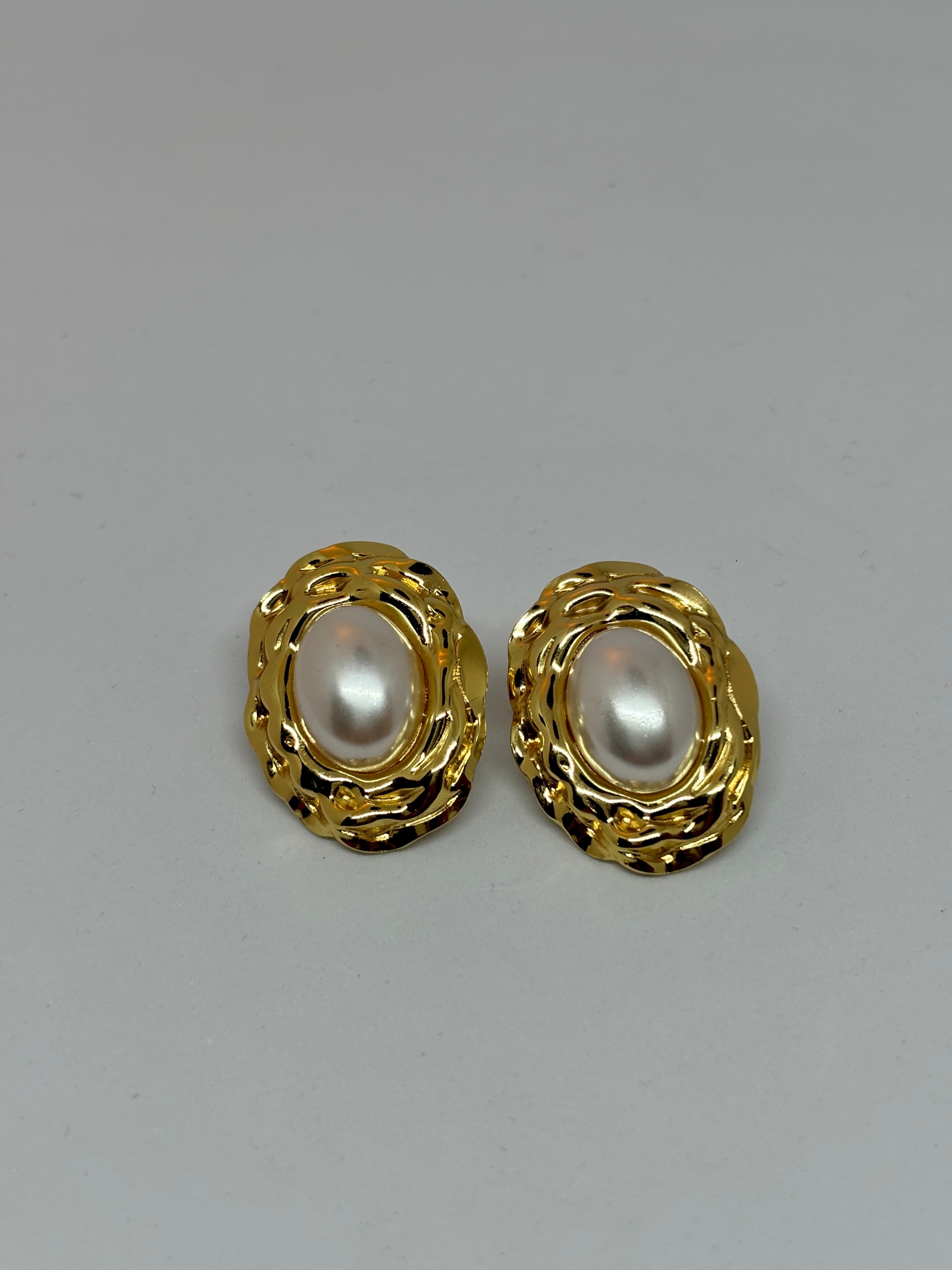 vintage vibe pearl studs