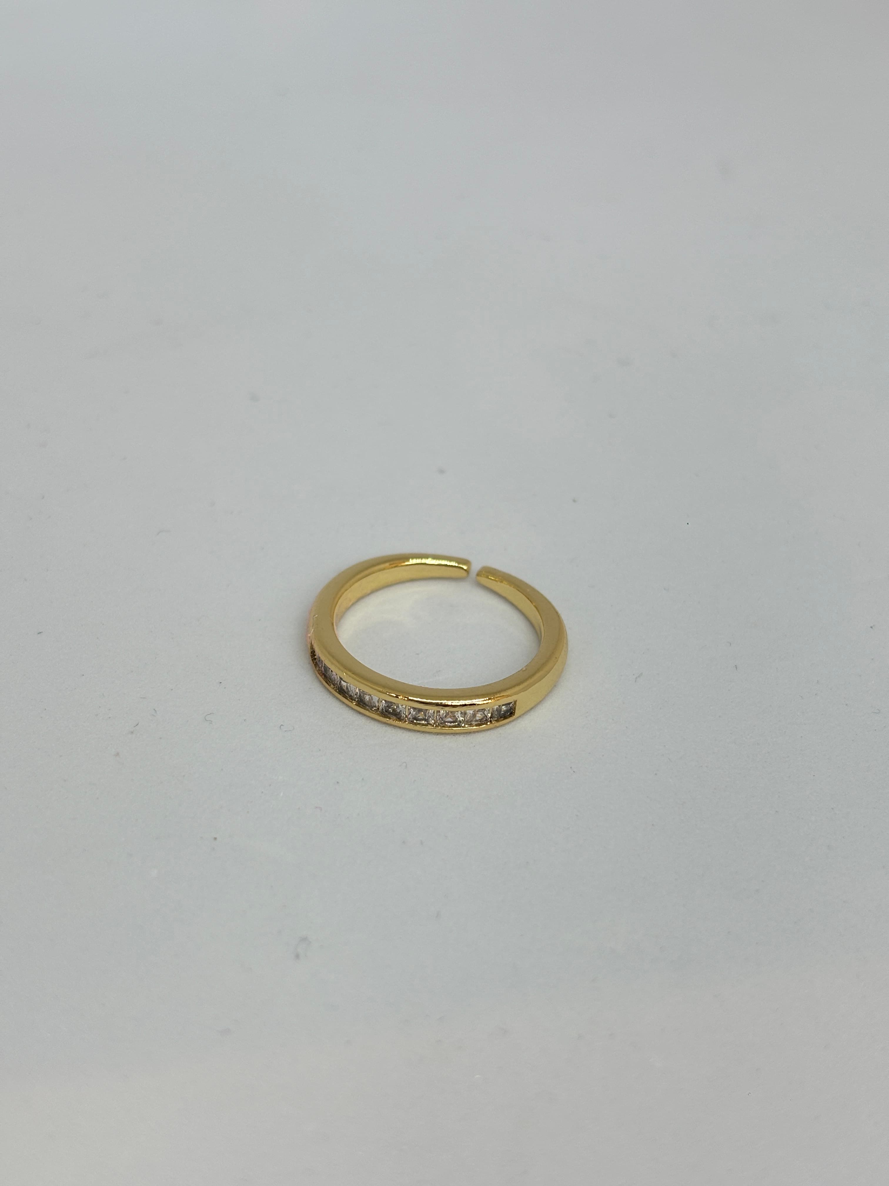 dainty crystal channel band